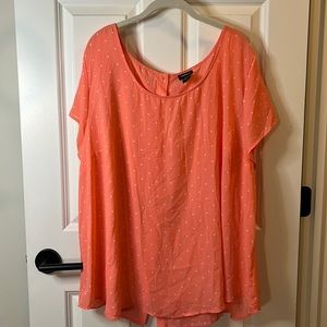 Short sleeve polka dot top with button back. Torrid size 4